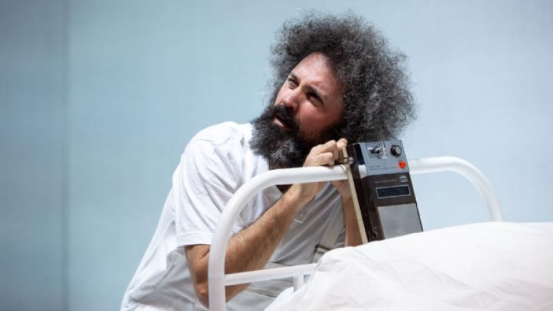 Simone Cristicchi alla Sala Umberto: da Raffaello all'altra faccia della Liberazione