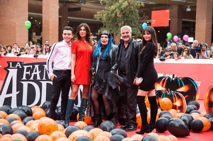 Loredana Bertè e il cast de La Famiglia Addams ad Alice nella città zerkalo spettacolo