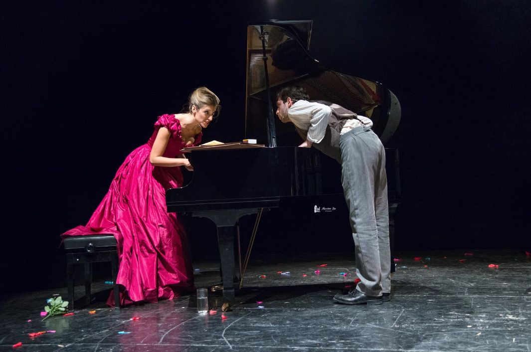 La Pianista Perfetta, al Teatro Vittoria Guenda Goria omaggia la concertista Clara Schumann zerkalo spettacolo