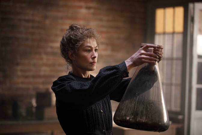 Radioactive, in streaming il film dedicato a Marie Curie con Rosamund Pike zerkalo spettacolo