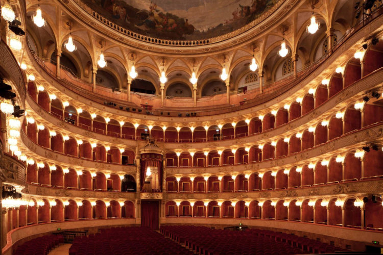 Il Barbiere di Siviglia, il nuovo allestimento del capolavoro di Rossini apre la stagione dell'Opera di Roma zerkalo spettacolo