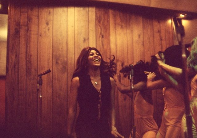 TINA, prime immagini e anticipazioni del documentario dedicato a Tina Turner zerkalo spettacolo