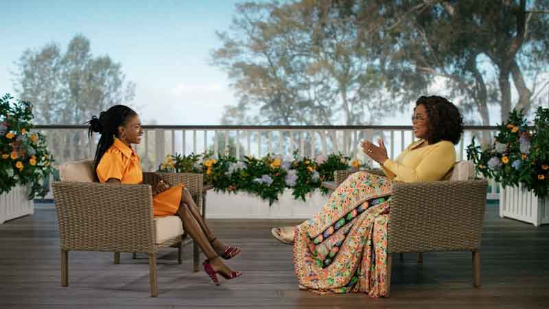The Oprah Conversation, su Apple TV+ Oprah Winfrey intervista la poetessa Amanda Gorman zerkalo spettacolo