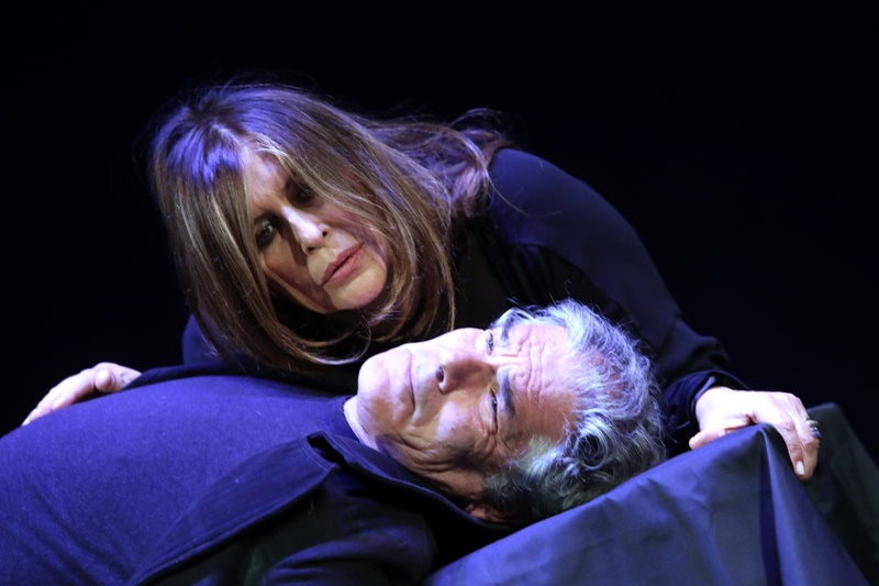 La mano del destino, al Teatro Manzoni Caterina Vertova e Pietro Longhi in un thriller psicologico alla Hitchcock zerkalo spettacolo