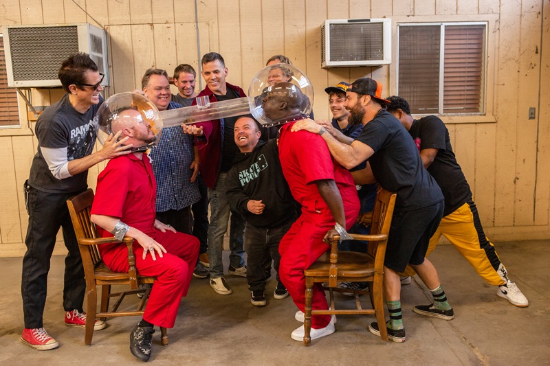 Jackass Forever, al cinema il film sugli scherzi che ha conquistato il box office Usa zerkalo spettacolo