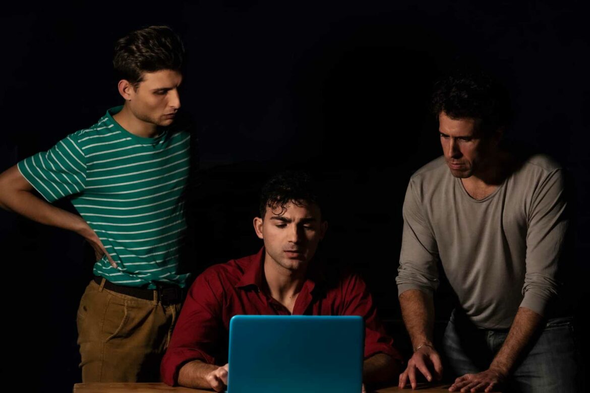 Cam On, il sesso online e le sue insidie nello spettacolo di Massimo Stinco in scena all'Off/Off Theatre zerkalo spettacolo