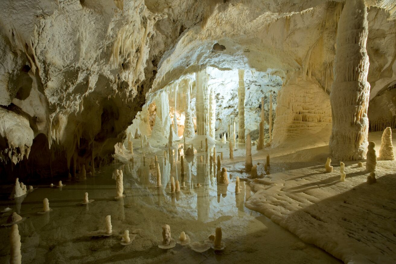 The last supper. The living tableau, il corto di Armondo Linus Acosta all'interno delle Grotte di Frasassi zerkalo spettacolo