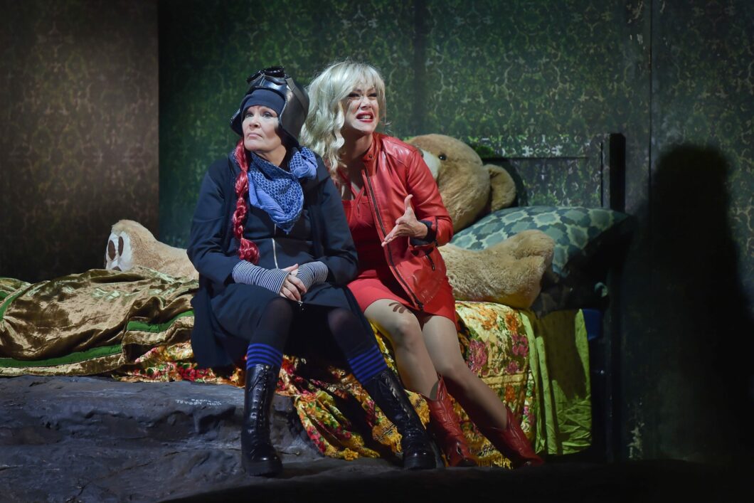 Manola, al Teatro Parioli Nancy Brilli e Chiara Noschese nello spettacolo di Margaret Mazzantini zerkalo spettacolo
