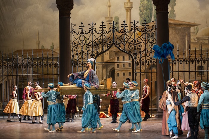 Opera di Roma, torna in scena il balletto con Il Corsaro di José Carlos Martínez zerkalo spettacolo