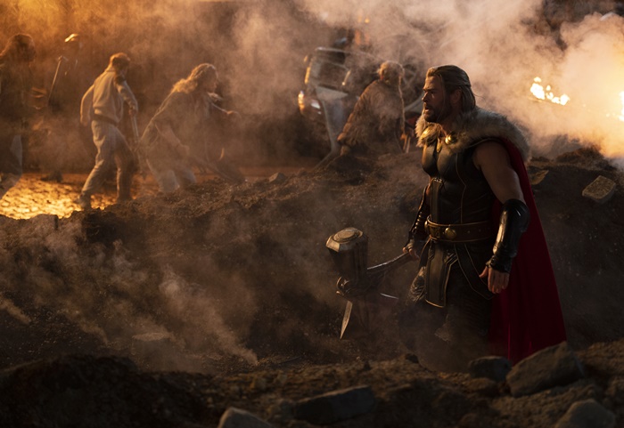 Thor: Love and Thunder, recensione del film Marvel Studios con Chris Hemsworth zerkalo spettacolo